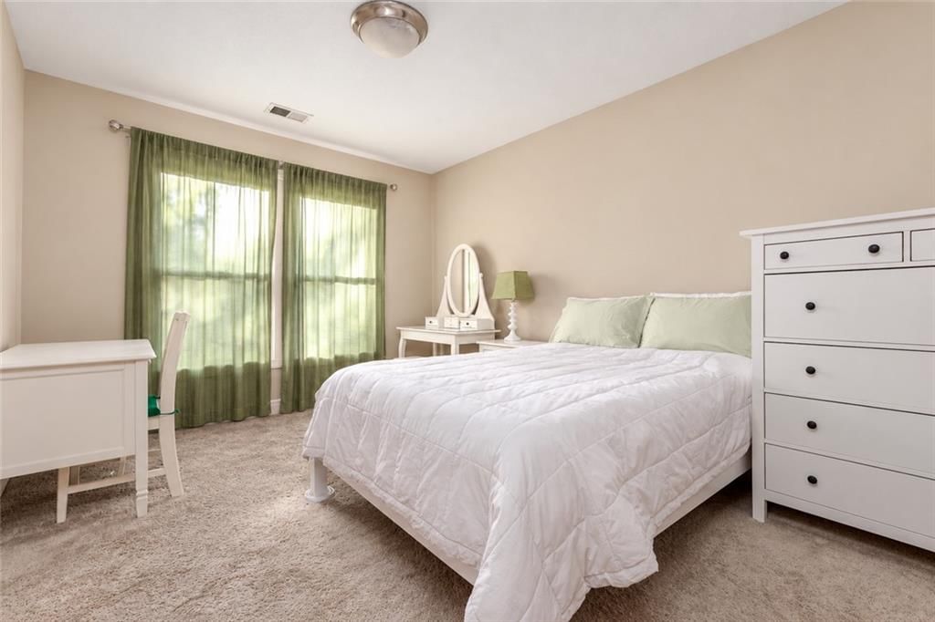 Photo 14 of 33 - 10245 Magnolia Lane, Parkville, MO 64152