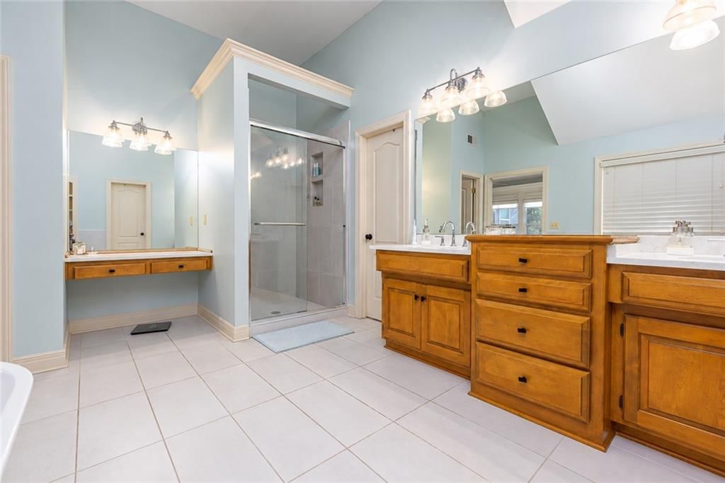 Photo 19 of 33 - 10245 Magnolia Lane, Parkville, MO 64152