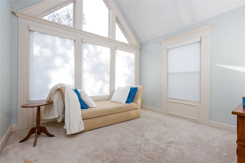 Tall ceilings at 10245 Magnolia Lane, Parkville, MO 64152