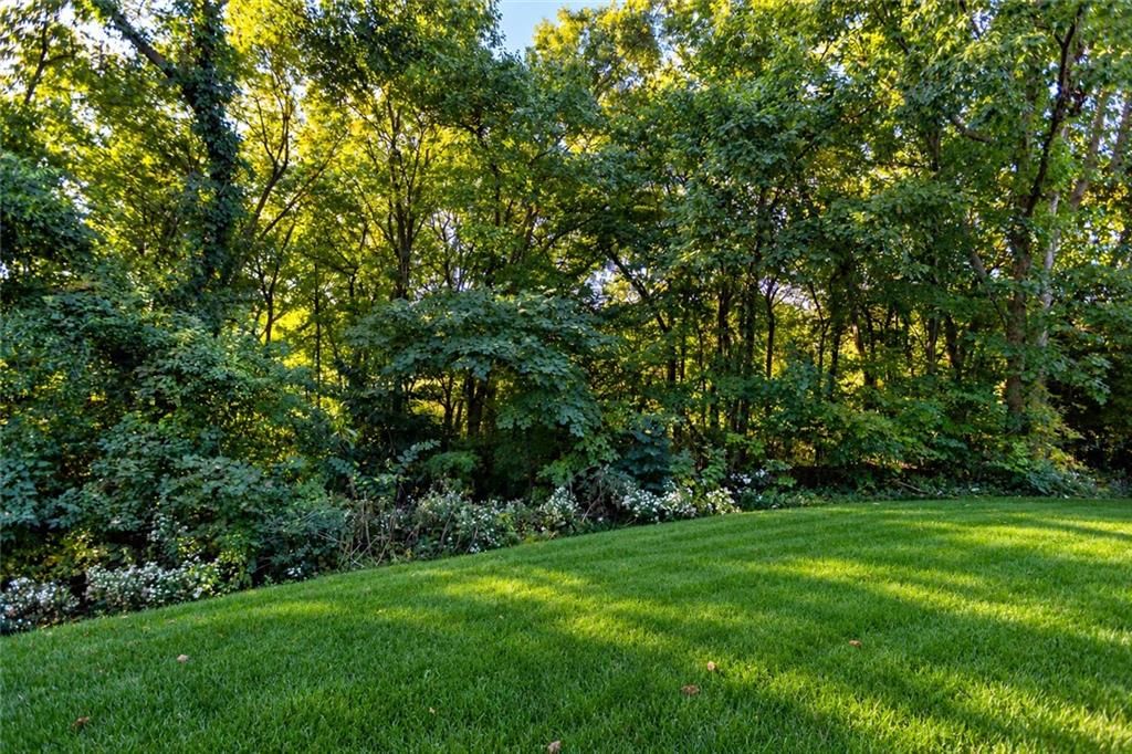 Big backyard and flat lot at 10245 Magnolia Lane, Parkville, MO 64152