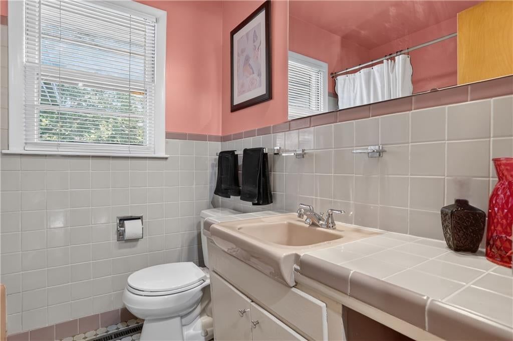 Photo 13 of 25, 5019 Pawnee Drive, Roeland Park, KS 66205