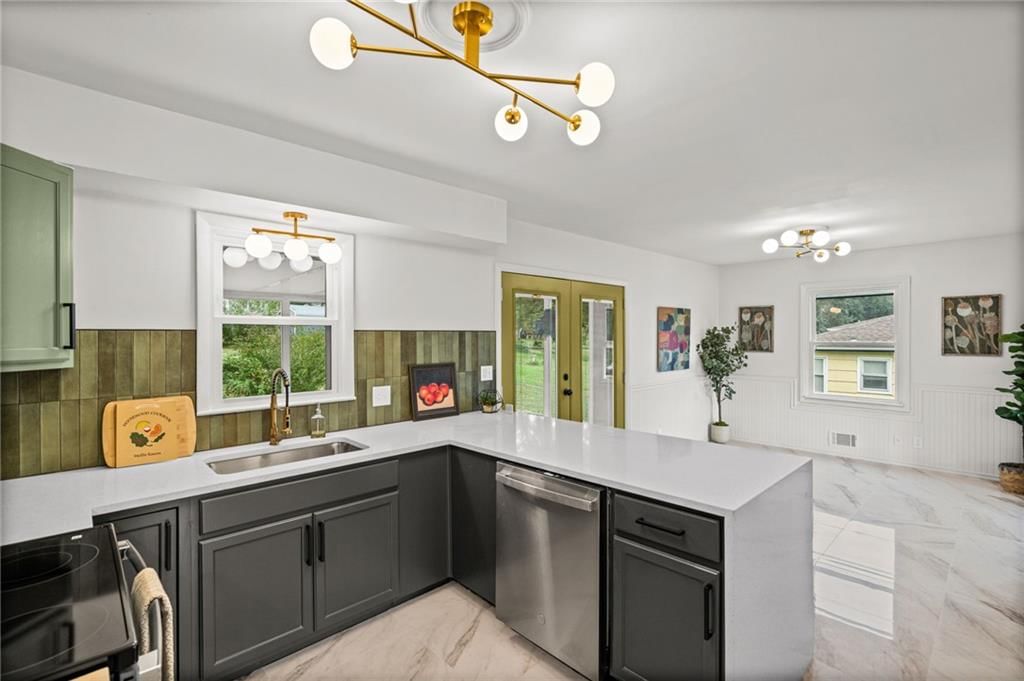 Photo 13 of 34 - 7312 Hedges Avenue, Raytown, MO 64133