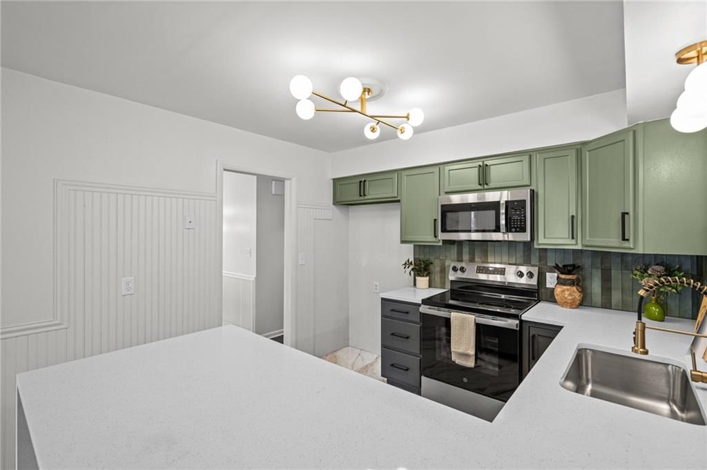 Photo 14 of 34 - 7312 Hedges Avenue, Raytown, MO 64133