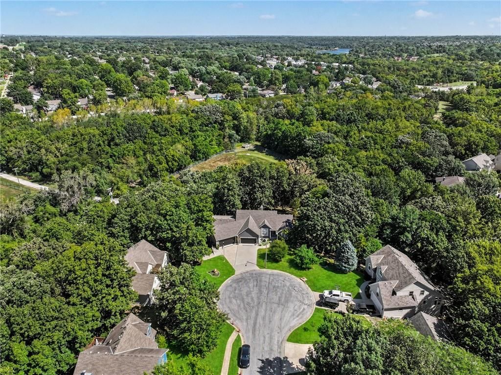 929 NE Emily Lane, Lee's Summit, MO: listing photo 3