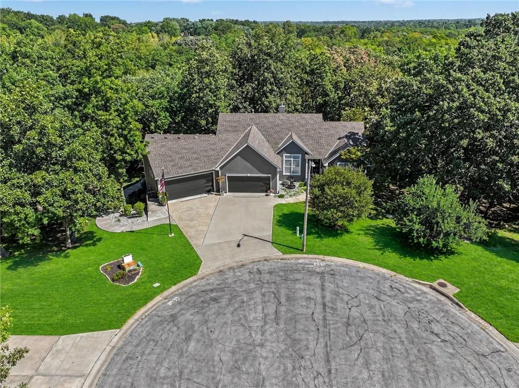 929 NE Emily Lane, Lee's Summit, MO: listing photo 2