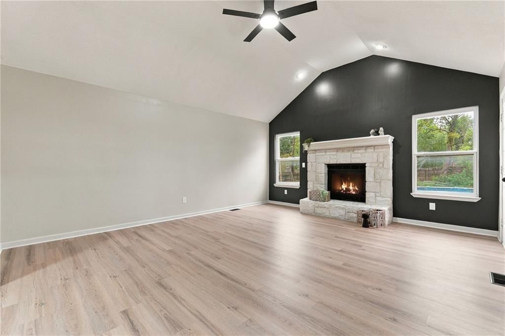 Photo 4 of 27 - 703 W. Lawrence Street, Spring Hill, KS 66083