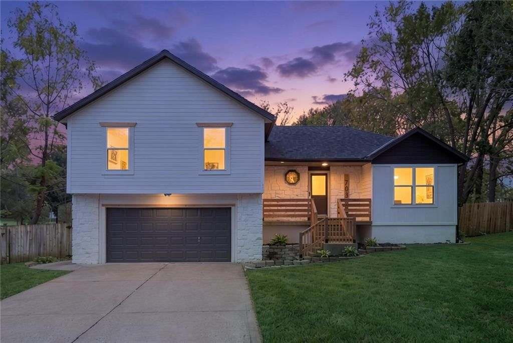 Photo 2 of 27 - 703 W. Lawrence Street, Spring Hill, KS 66083