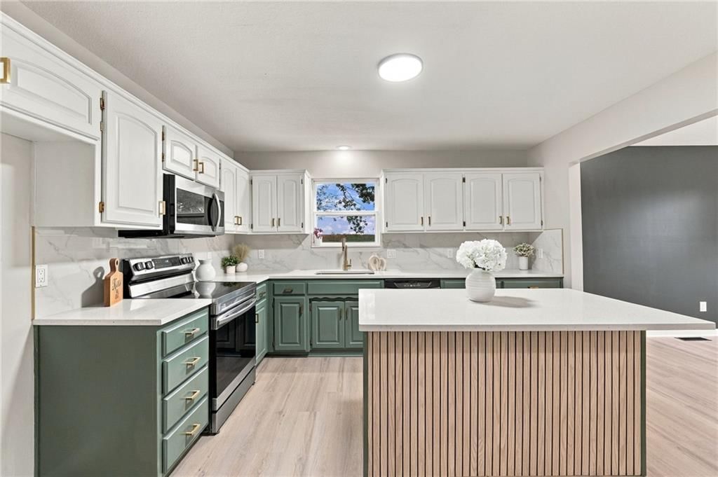 Photo 7 of 27 - 703 W. Lawrence Street, Spring Hill, KS 66083