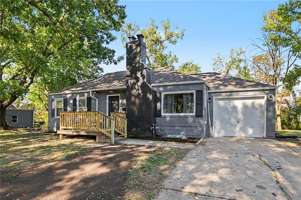 5046 Glenside Court, Kansas City, MO: listing photo 3