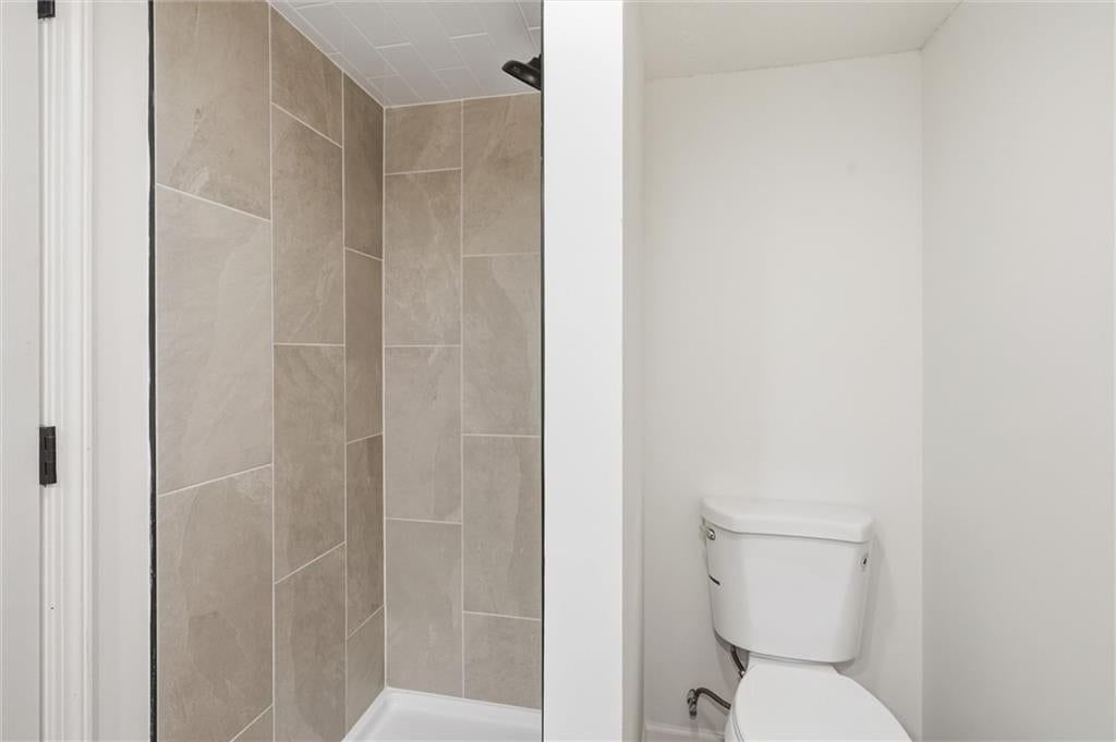 Walk-in shower at 307B E Main Street, Smithville, MO 64089