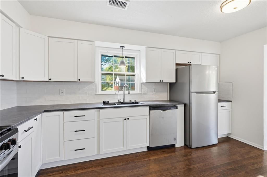 Kitchen island at 307B E Main Street, Smithville, MO 64089
