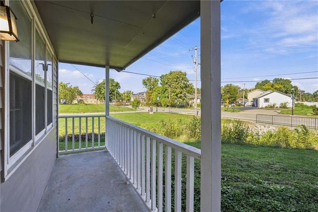 Covered patio at 307B E Main Street, Smithville, MO 64089