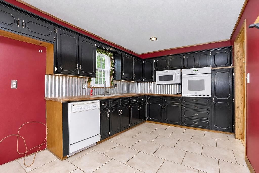 Photo 10 of 31 - 11712 E 62nd Terrace, Kansas City, MO 64133