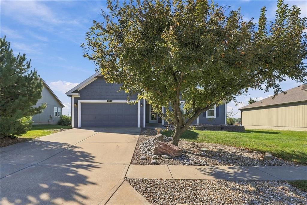 Concrete driveway at 600 S Maple Street, Gardner, KS 66030