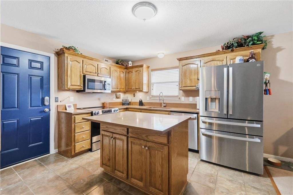 Kitchen island at 600 S Maple Street, Gardner, KS 66030