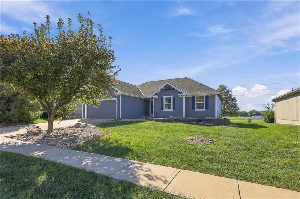 Attached garage at 600 S Maple Street, Gardner, KS 66030