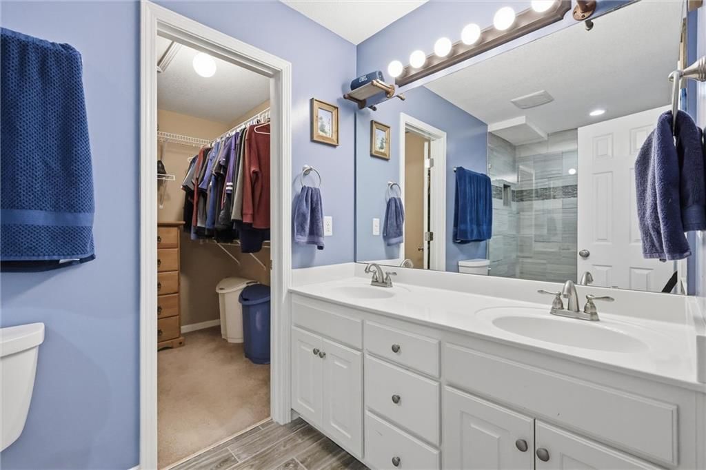 Double vanity at 600 S Maple Street, Gardner, KS 66030