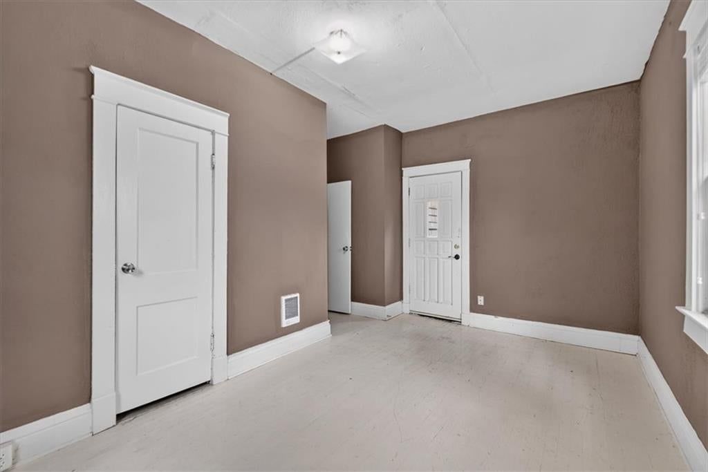 Photo 10 of 24 - 4232 Campbell Street, Kansas City, MO 64110