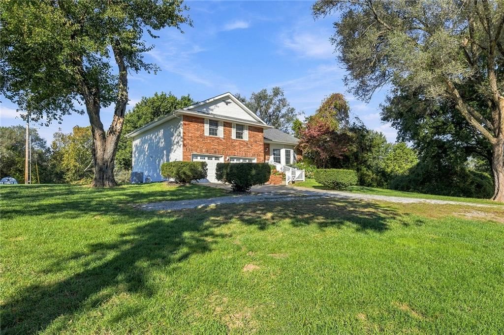 3050 Tonganoxie Road, Leavenworth, KS: listing photo 2