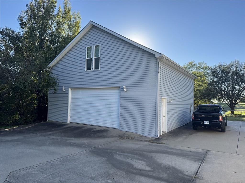 9260 Oakcrest Drive, Lenexa, KS: listing photo 2