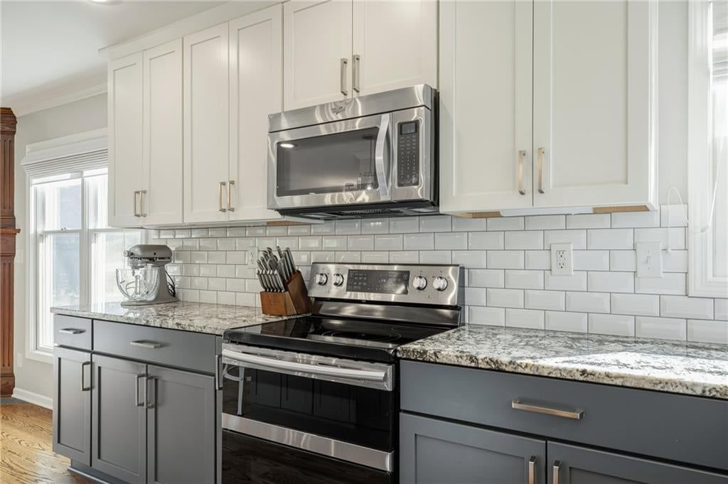 Photo 17 of 70 - 9260 Oakcrest Drive, Lenexa, KS 66227