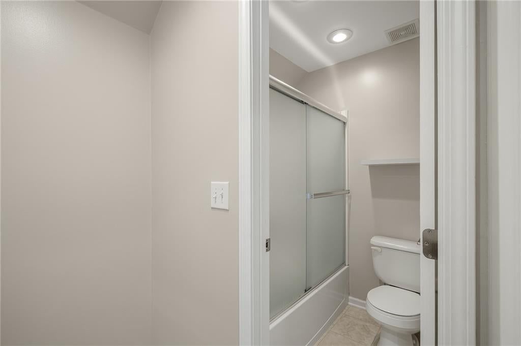 Photo 35 of 70 - 9260 Oakcrest Drive, Lenexa, KS 66227