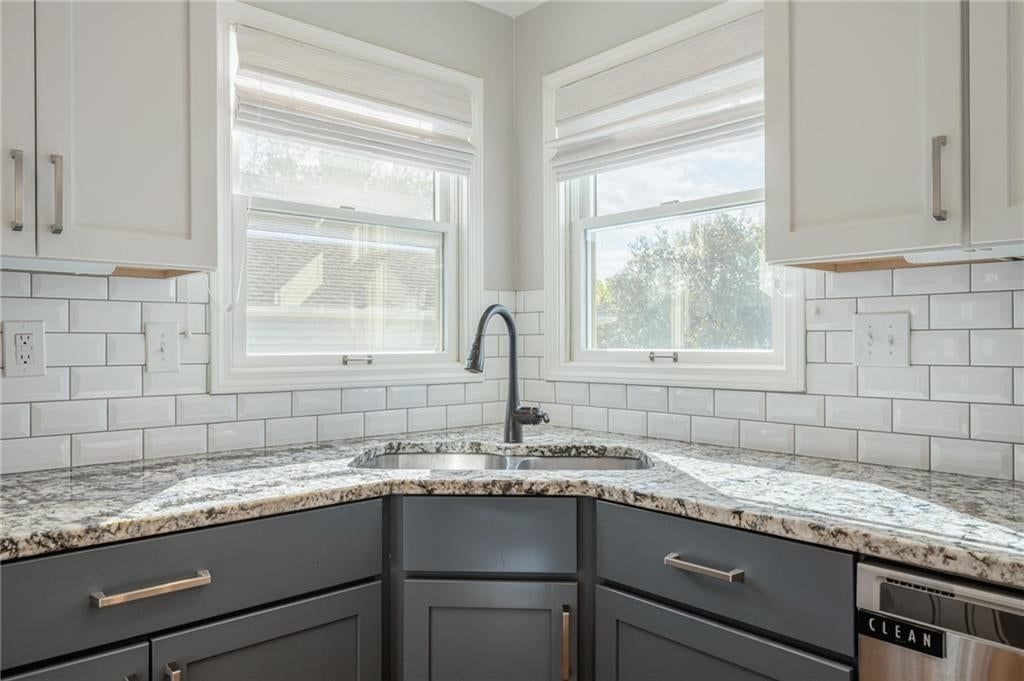 Photo 19 of 70 - 9260 Oakcrest Drive, Lenexa, KS 66227