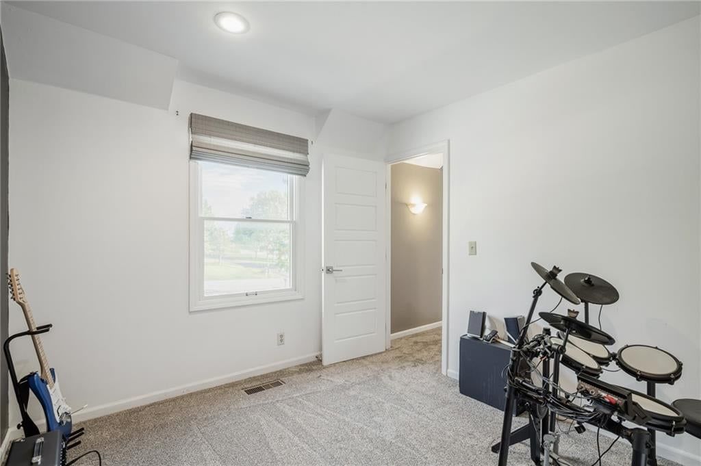 Photo 33 of 70 - 9260 Oakcrest Drive, Lenexa, KS 66227