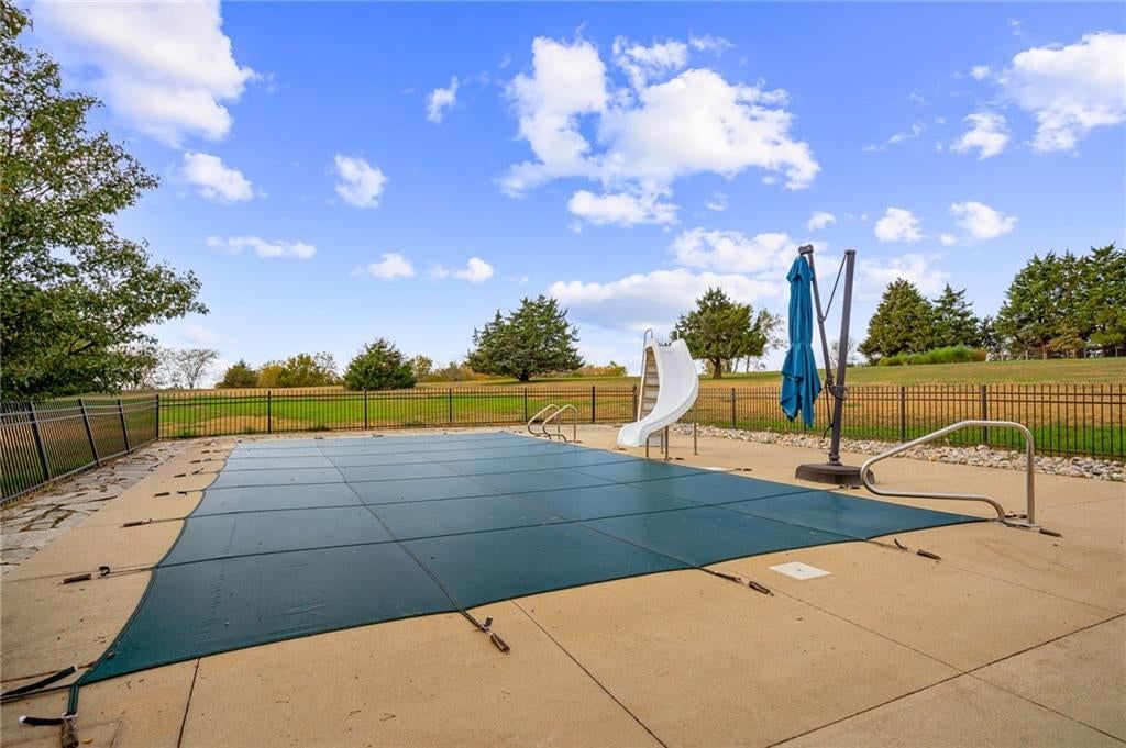 Photo 52 of 70 - 9260 Oakcrest Drive, Lenexa, KS 66227