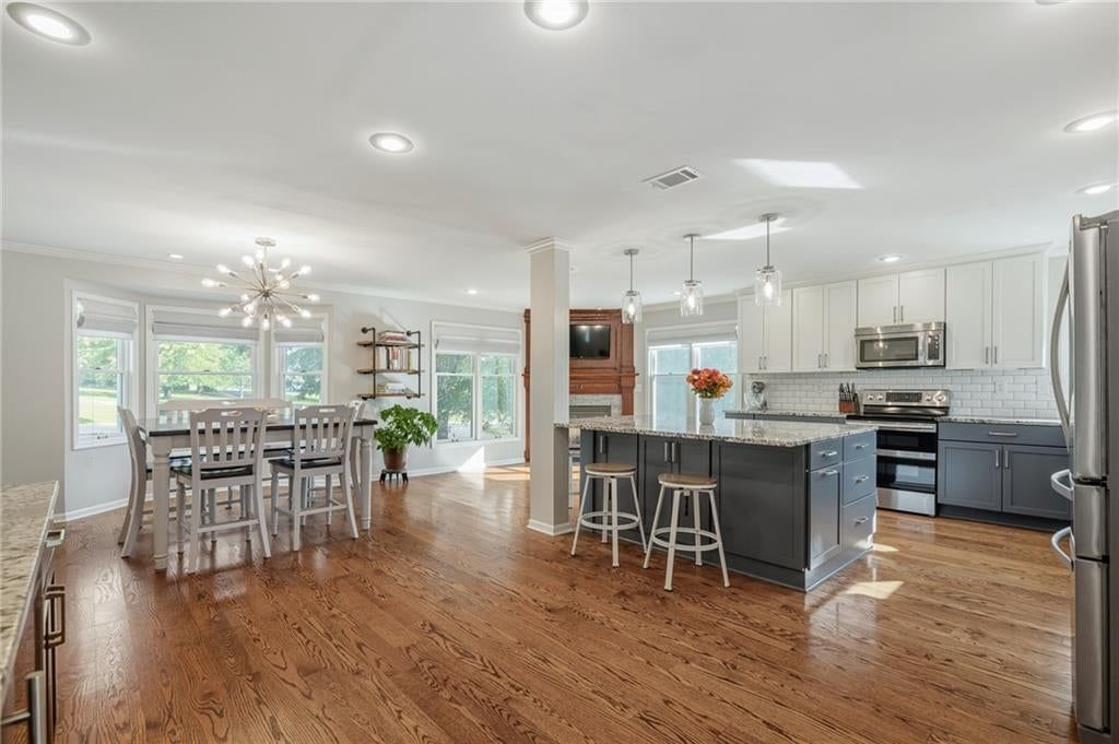 Photo 14 of 70 - 9260 Oakcrest Drive, Lenexa, KS 66227