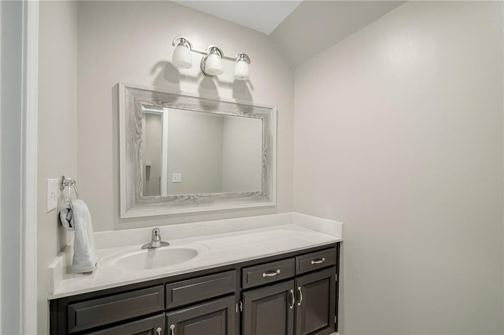 Photo 34 of 70 - 9260 Oakcrest Drive, Lenexa, KS 66227