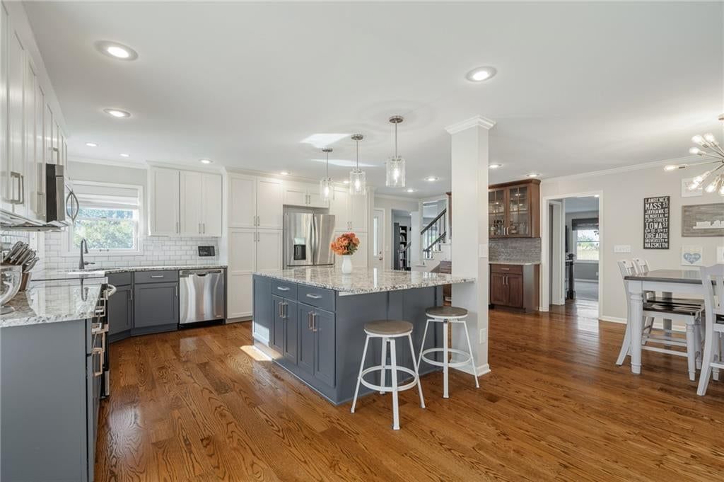 White kitchen, two-tone kitchen cabinets and shaker cabinets at 9260 Oakcrest Drive, Lenexa, KS 66227