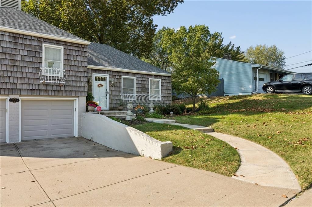 Photo 6 of 32 - 1513 NE Englewood Road, Kansas City, MO 64118