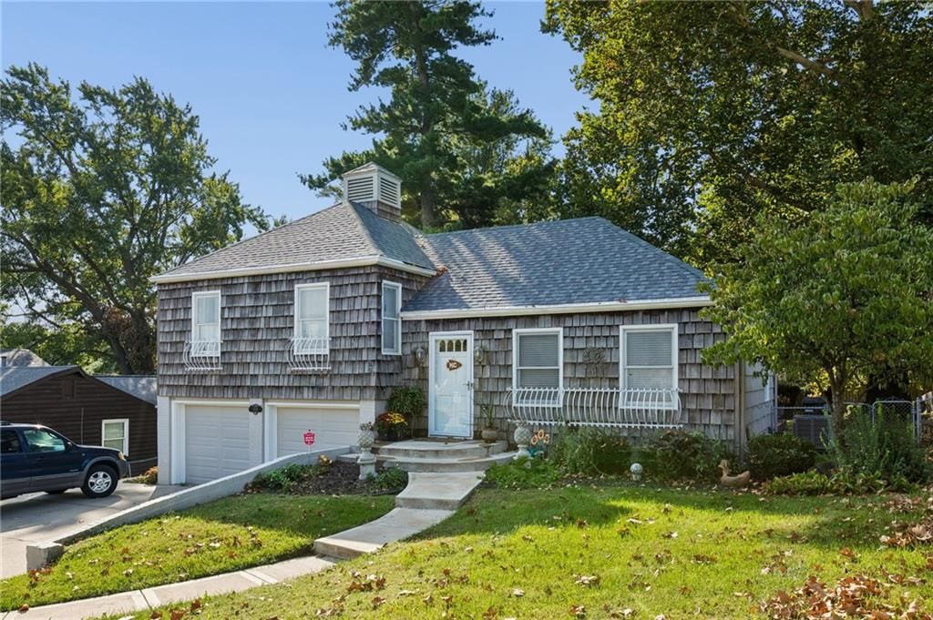 1513 NE Englewood Road, Kansas City, MO: listing photo 2