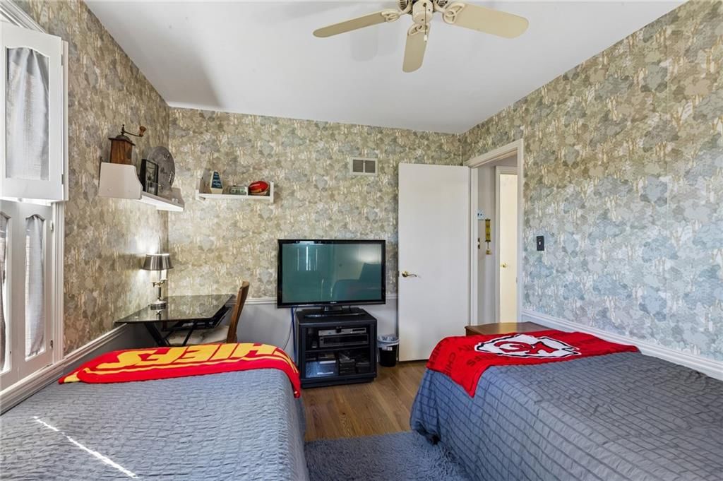 Photo 22 of 32 - 1513 NE Englewood Road, Kansas City, MO 64118