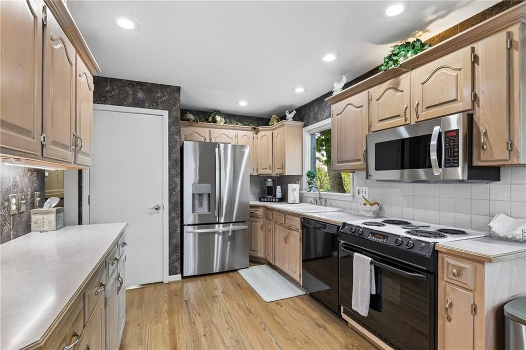 Photo 12 of 32 - 1513 NE Englewood Road, Kansas City, MO 64118