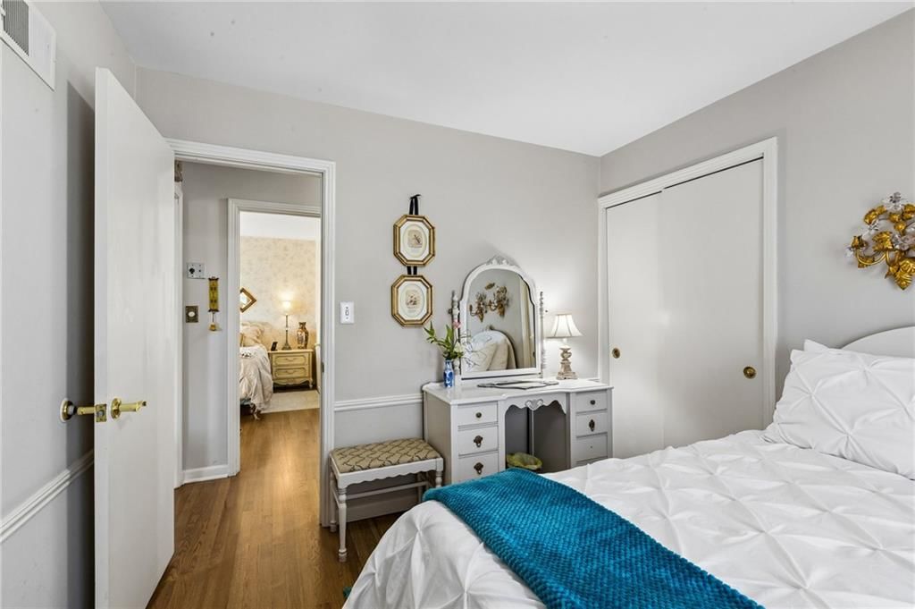 Photo 16 of 32 - 1513 NE Englewood Road, Kansas City, MO 64118
