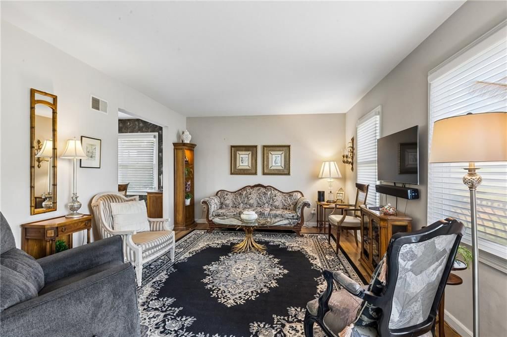 Photo 9 of 32 - 1513 NE Englewood Road, Kansas City, MO 64118