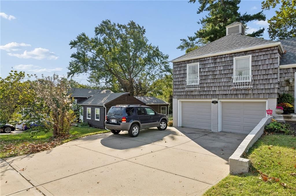 Photo 5 of 32 - 1513 NE Englewood Road, Kansas City, MO 64118