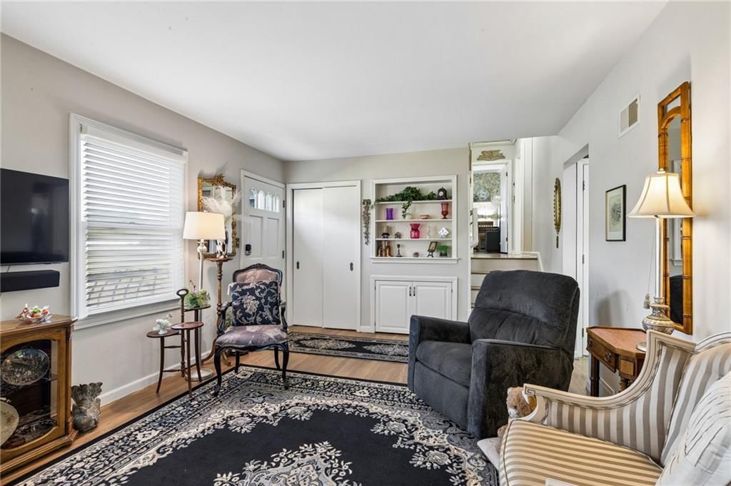 Photo 10 of 32 - 1513 NE Englewood Road, Kansas City, MO 64118