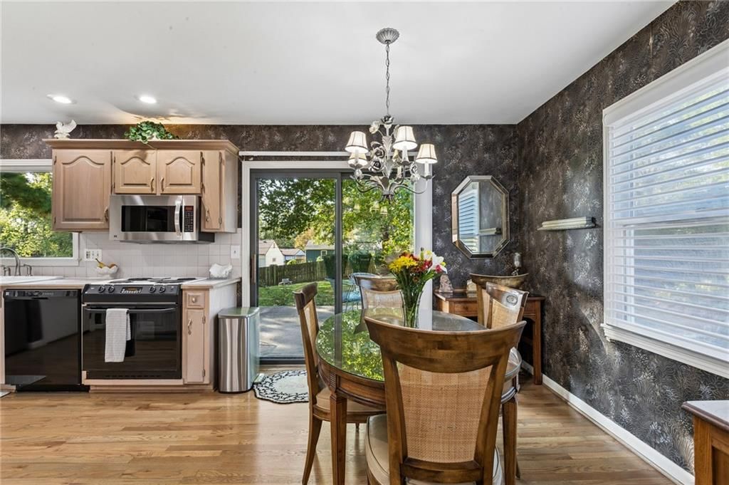 Photo 14 of 32 - 1513 NE Englewood Road, Kansas City, MO 64118