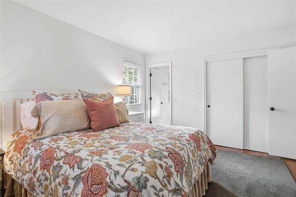 Photo 16 of 31 - 9815 Howe Drive, Overland Park, KS 66206