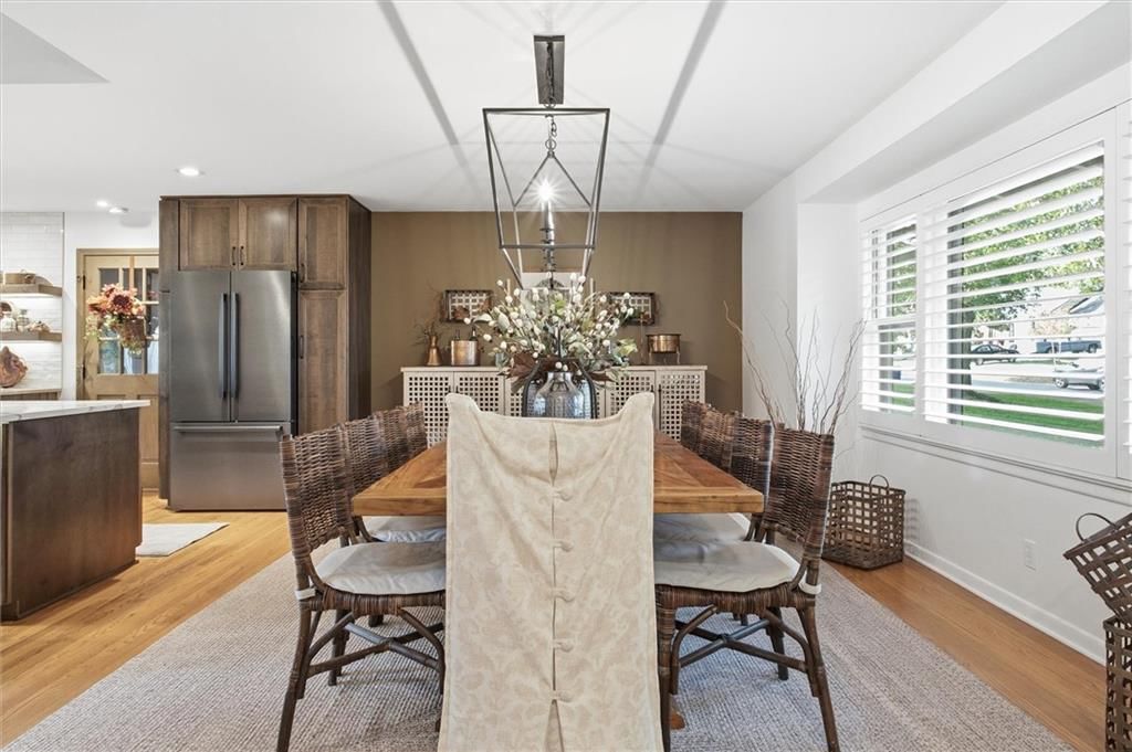 Photo 5 of 31 - 9815 Howe Drive, Overland Park, KS 66206