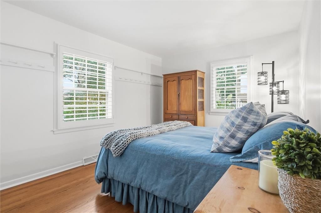 Photo 19 of 31 - 9815 Howe Drive, Overland Park, KS 66206