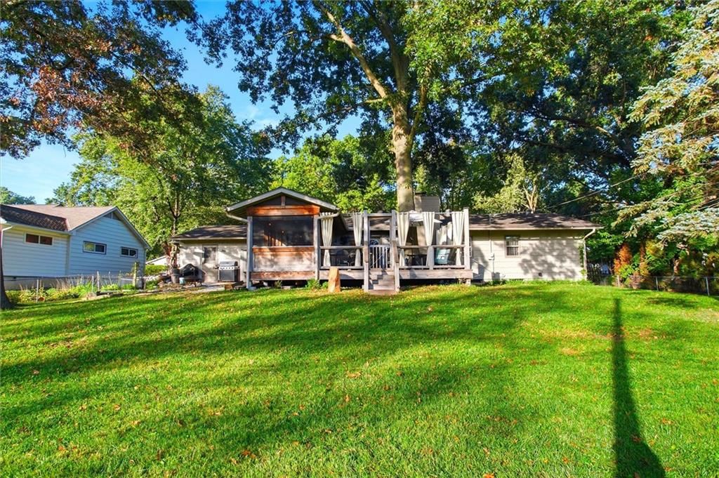 Photo 27 of 31 - 9815 Howe Drive, Overland Park, KS 66206