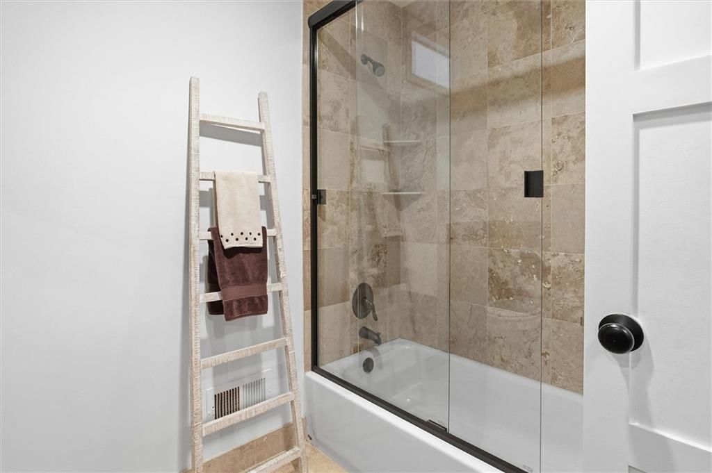 Photo 14 of 31 - 9815 Howe Drive, Overland Park, KS 66206