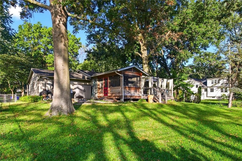 Photo 28 of 31 - 9815 Howe Drive, Overland Park, KS 66206