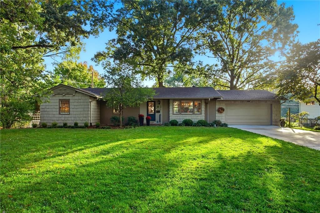Photo 2 of 31 - 9815 Howe Drive, Overland Park, KS 66206