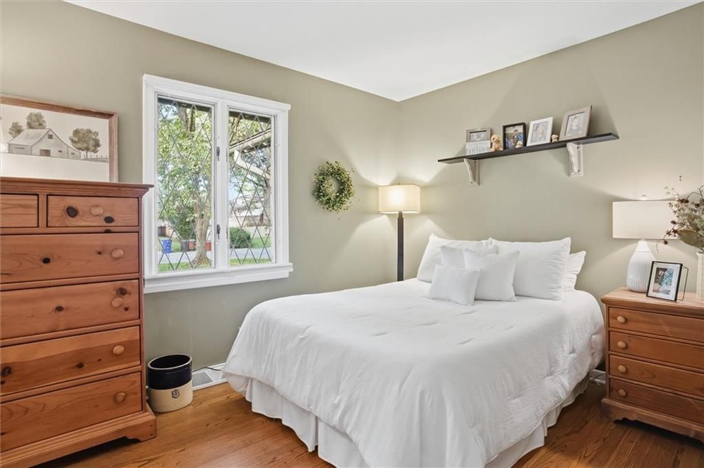 Photo 12 of 31 - 9815 Howe Drive, Overland Park, KS 66206