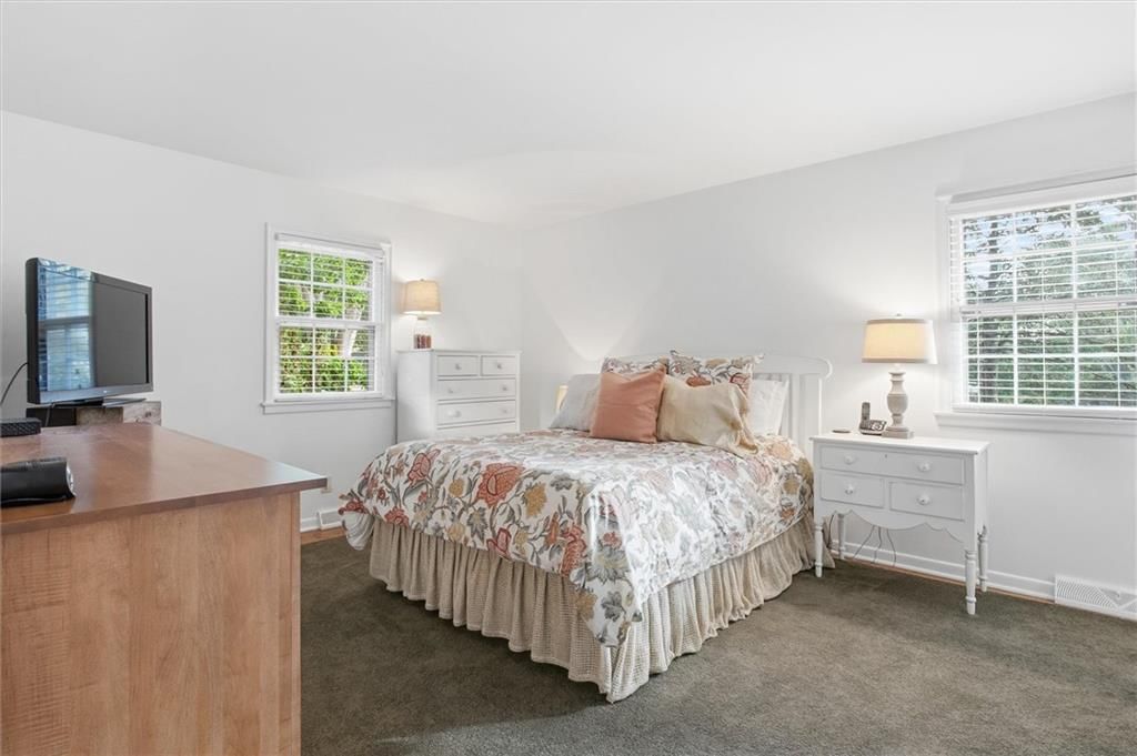 Carpet at 9815 Howe Drive, Overland Park, KS 66206